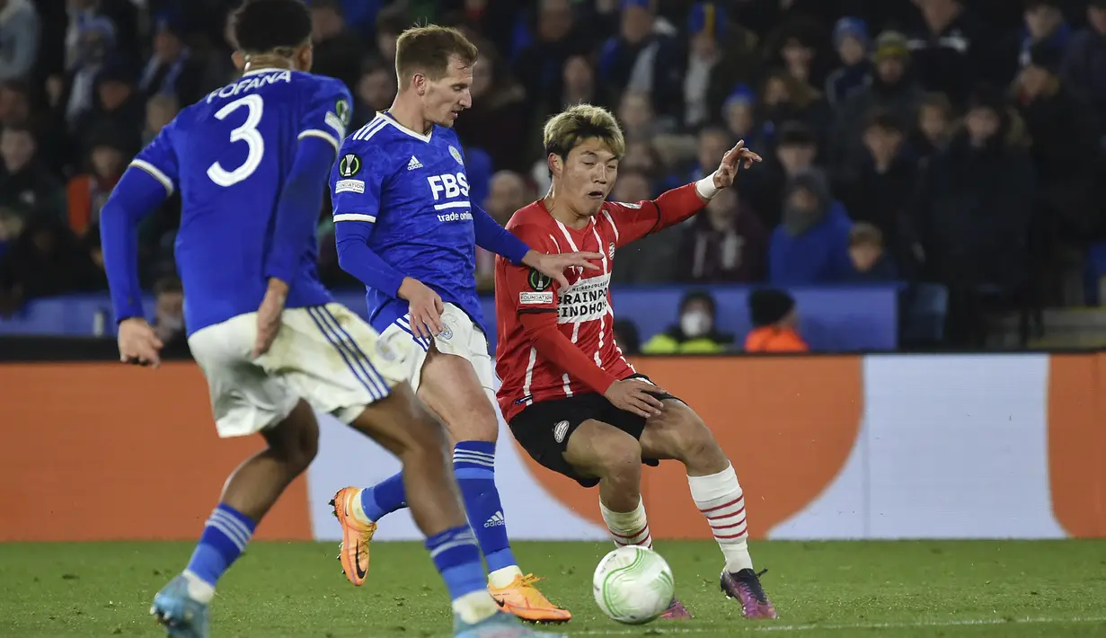 Gelandang PSV Eindhoven Ritsu Doan berebut bola dengan gelandang Leicester City Marc Albrighton (tengah) pada leg pertama perempatfinal Europa Conference League di King Power Stadium, Jumat (8/4/2022) dini hari WIB. Leicester City ditahan imbang 0-0 saat menjamu PSV Eindhoven. (AP Photo/Rui Vieira)