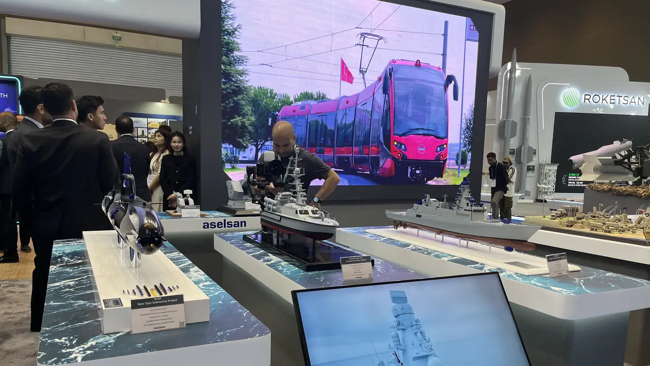 Indo Defence adalah pameran alutsista dari Indonesia yang diselenggarakan setiap tahunnya di JiExpo Kemayoran Jakarta Pusat.