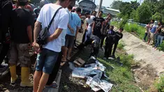 Seorang pria tewas tertabrak kereta api di Palmerah, Jakarta, Jumat, (8/5/2015). Puluhan warga tampak melihat jenazah korban yang tergeletak di pinggir rel. (Liputan6.com/JohanTallo)