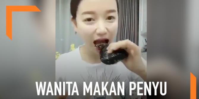 VIDEO: Wanita Ini Dihujat Gara-Gara Makan Anak Penyu, Ternyata...