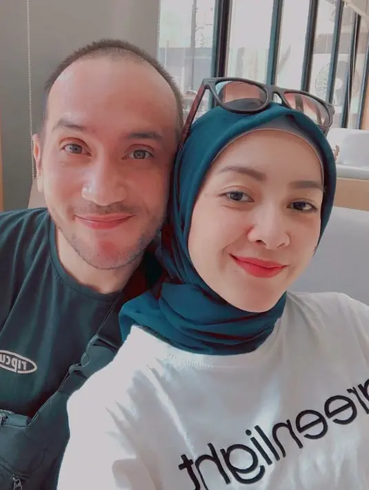 Dalam unggahan tersebut tampak Gary tengah duduk di kursi roda dan di belakangnya ada seorang laki-laki yang berpose bahagia. Mereka menyambut kepulangan Gary dari rumah sakit.
 (Instagram/iskak_gary)