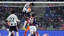 Juan Cabal dari Juventus mencetak gol ke gawang Bologna di Stadion Dallara di Bologna, Italia, Senin (15/12/2025) dini hari WIB dalam lanjutan Liga Italia 2025/2026. (Spada/LaPresse via AP)