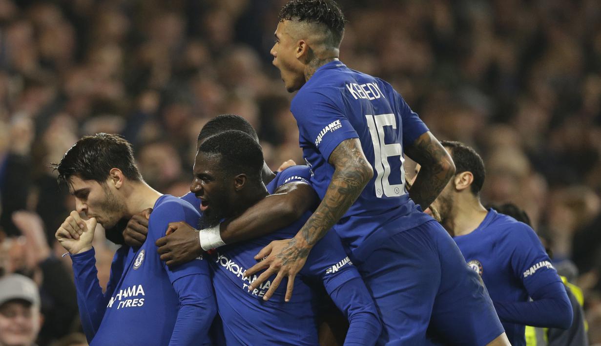 Para pemain Chelsea merayakan gol Alvaro Morata (kiri) saat melawan Bournemouth pada laga perempatfinal Piala Liga Inggris di Stamford Bridge stadium, London, (20/12/2017). Chelsea menang 2-1.  (AP/Alastair Grant)
