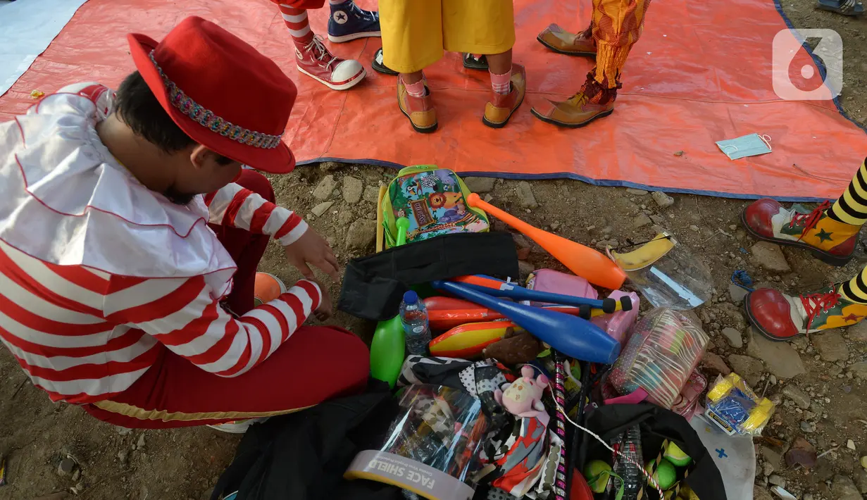 Badut komunitas Aku Badut Indonesia saat menghibur anak-anak di pengungsian korban kebakaran di Jalan Kemang Utara IX, Jakarta Selatan, Rabu (18/8/2021). Dengan memberi hiburan, diharap anak-anak dapat melupakan kesedihan dan keresahan yang mereka alami pascakebakaran. (merdeka.com/Imam Buhori)