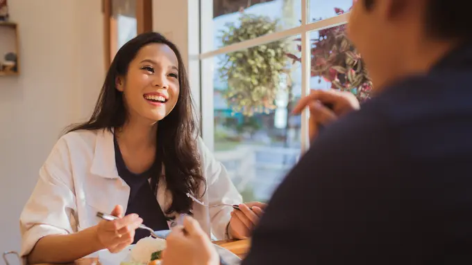 perempuan dan pasangan 11 juli makan