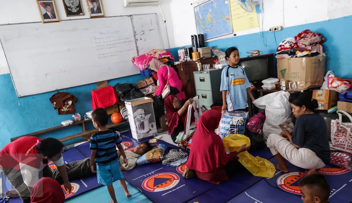 Tampak keluarga korban kebakaran rumah ketika menempati ruangan kelas di SD Kristen Fajar Sion, Jakarta Barat, Minggu (8/1). Mereka juga mendapat bantuan berupa kebutuhan pokok, dokter, pakaian pantas pakai hingga air bersih. (Liputan6.com/Fery Pradolo)