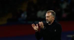 Pelatih Barcelona, Hansi Flick, bertepuk tangan saat pertandingan La Liga Spanyol&nbsp;melawan Elche di Barcelona, Spanyol, Senin,&nbsp;3 November 2025. (AP Photo/Joan Monfort)