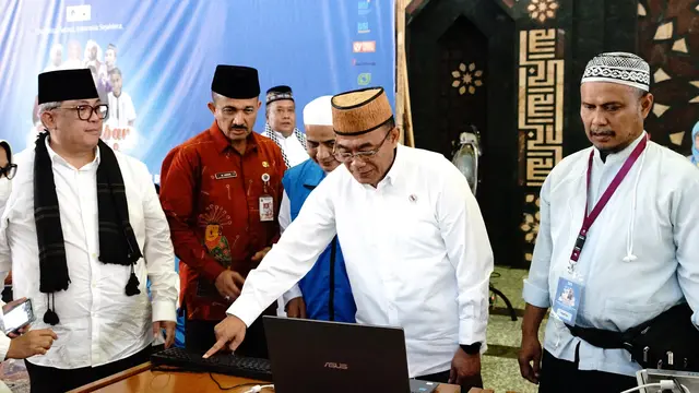 Menko PMK Muhadjir Effendy saat menghadiri  Dzikir Akbar Nasional dan Deklarasi 1000 Calon Trainer Al-Quran Braille, yang diselenggarakan oleh Rumah Aspirasi Tunanetra Indonesia dan Ikatan Tunanetra Muslim Indonesia, di Masjid At-Tin Jakarta.