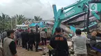 Proses evakuasi korban yang tertimbun dalam reruntuhan RS Mitra Manakarra Mamuju. Rumah Sakit swasta yang memiliki lima lantai itu rata dengan tanah setalah Gempa Bumi Magbitudo 6,2 mengguncang.  (Liputan6.com/Abdul Rajab Umar)