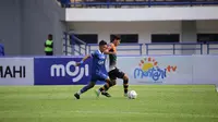 Aksi Pemain PSIM Yogyakarta saat Menghadapi PSKC Cimahi pada pekan ke-8 Pegadaian Liga 2 2023/2024 di Stadion Gelora Bandung Lautan Api (GBLA), Bandung, Senin (13/10/2023) sore WIB. (Bola.com/Ana Dewi).