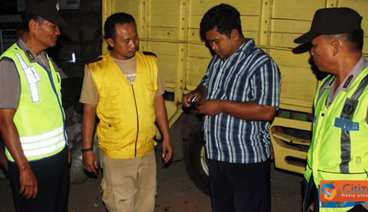 Citizen6, Kendal: Beberapa orang yang dicurigai kemudian diperiksa oleh petugas yang terdiri dari Samapta, Intel dan Reserse. (Pengirim: Aryo Widiyanto)