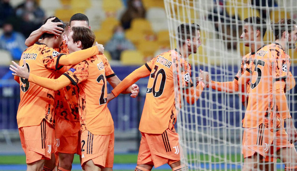 Para pemain Juventus merayakan gol yang dicetak oleh Alvaro Morata ke gawang Dynamo Kyiv pada laga Liga Champions di Stadion Olimpiyskiy, Rabu (21/10/2020). Juventus menang dengan skor 2-0. (Valentyn Ogirenko/Pool via AP)
