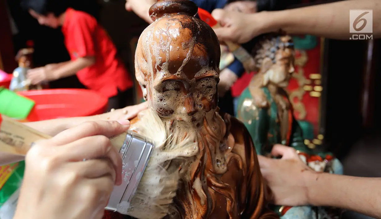 Proses pencucian patung dewa yang ada di Kelenteng Toasebio, Jalan Kemenangan III, Glodok, Jakarta Barat, Jumat (9/2). Pencucian patung dewa ini dilakukan setiap setahun sekali. (LIputan6.com/Johan Tallo)
