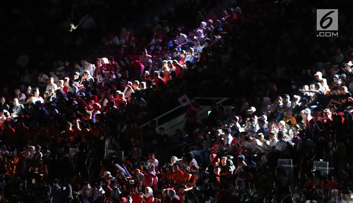 Penonton memadati tempat duduk jelang pembukaan Asian Games 2018 di Stadion Gelora Bung Karno, Senayan Jakarta, Sabtu (18/8). Dengan slogan "Energy of Asia", upacara pembukaan Asian Games mengusung budaya khas Indonesia. (Liputan6.com/ Fery Pradolo)