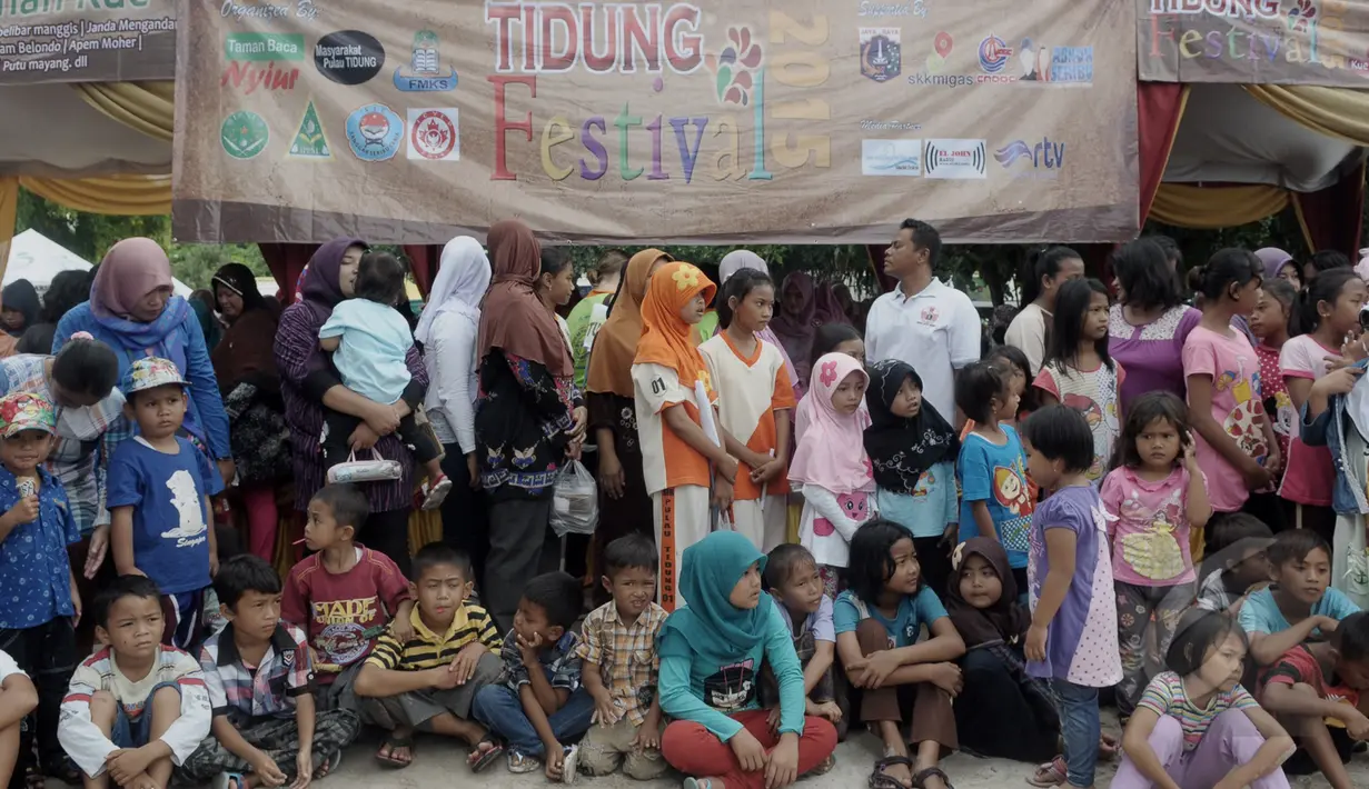 Antusias pengunjung ikut meramaikan "Tidung Festival 2015" yang digelar di Pulau Tidung, Kepulauan Seribu, Jakarta, Sabtu (7/3/2015).(Liputan6.com/Andrian M Tunay)