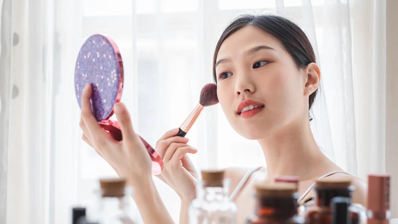 Ingin Tampil Cantik Effortless ala Gen Z? Intip Tutorial Makeup ‘No Makeup-Makeup’ Ini