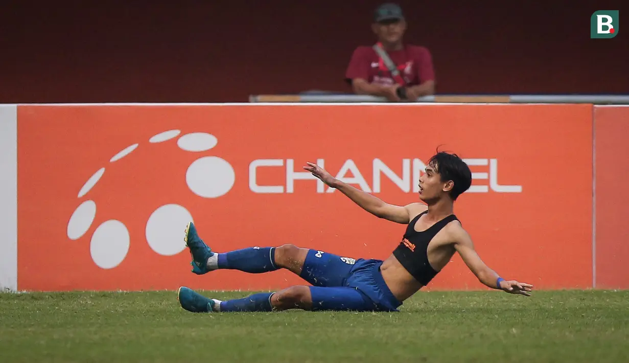 Permainan terbuka Myanmar U-16 justru menjadi bumerang. Thailand U-16 berhasil memanfaatkannya dengan mencetak gol kedua pada menit ke-83 melalui Chanasorn Choklap. (Bola.com/Bagaskara Lazuardi)