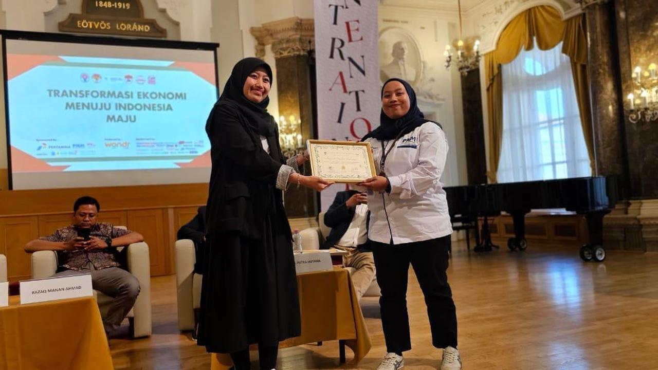 AO PT Permodalan Nasional Madani (PNM) berbagi inspirasi kepada para peserta Simposium Internasional PPI Dunia 2024 di Budapest, Hungaria. (Liputan6.com/ ist)