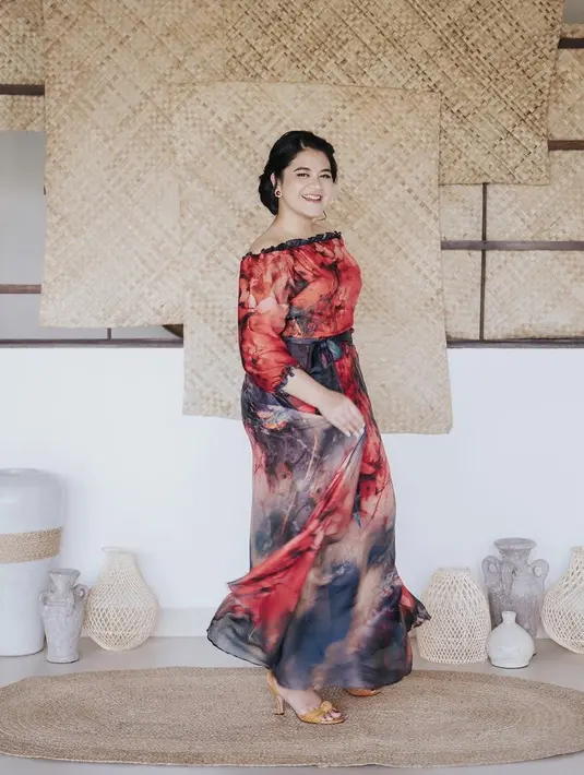 Kahiyang Ayu tampak anggun dengan maxi dress merah dengan motif abstrak model sabrina memerlihatkan pundak indahnya. @ayanggkahiyang
