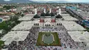 Foto dari udara menunjukkan umat muslim melaksanakan salat Idul Fitri di Masjid Baiturrahman, Banda Aceh, Aceh, Indonesia, Minggu (24/5/2020). Idul Fitri tahun ini dirayakan umat muslim seluruh dunia di tengah pandemi virus corona COVID-19. (ADI GONDRONK/AFP)