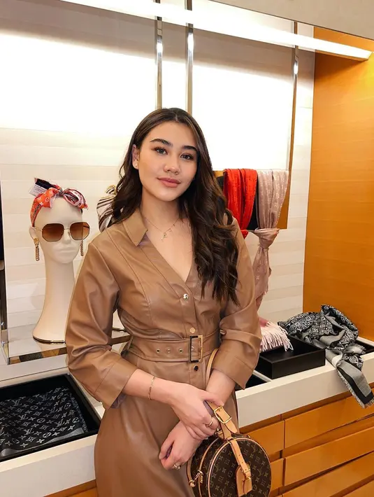 Tampil chic, Aliyah Massaid tampil stylish dengan leather coat dress [instagram/aaliyah.massaid]