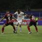 Duel sengit antara Bali United melawan PSM Makassar dalam lanjutan BRI Liga 1 2021/2022 di Stadion I Gusti Ngurah Rai, Denpasar, Senin (7/2/2022) malam WIB. (Bola.com/Abdi Satria)