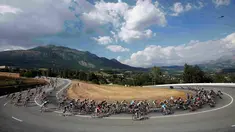 Para pebalap sedang berlomba di Etape 16 Tour de France 2015 yang berjarak 201-km dari Bourg-de-Peage menuju Gap, Prancis. (20/7/2015) (REUTERS/Eric Gaillard)