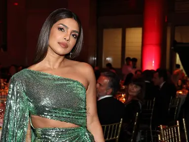 Priyanka Chopra Jonas menghadiri Gala DKMS Tahunan ke-17 di Cipriani Wall Street, New York City, Amerika Serikat, Kamis (19/10/2023). Priyanka Chopra menjadi pusat perhatian saat tiba di karpet merah. (Jamie McCarthy/Getty Images for DKMS Gala/AFP)