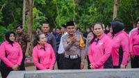 Yayasan Kemala Bhayangkari menggelar bakti sosial di Panti Asuhan Al Dzikro Manggung, Wukirsari, Imogiri, Bantul, Daerah Istimewa Yogyakarta (DIY), dengan meresmikan kolam ikan sekaligus penyebaran benih ikan. (Liputan6.com/Nanda Perdana Putra).