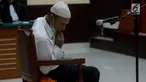 Terdakwa kasus pembunuhan dokter Letty Sultri, dokter Ryan Helmi menjalani sidang sidang putusan di Pengadilan Negeri Jakarta Timur, Selasa (7/8). Majelis hakim memutuskan terdakwa dokter Ryan Helmi divonis penjara seumur hidup. (Merdeka.com/Imam Buhori)