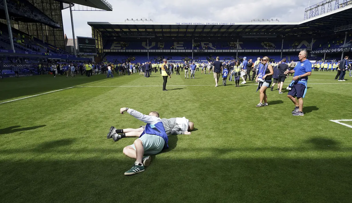Para penonton memasuki lapangan pertandingan untuk merayakan perpisahan setelah laga lanjutan Liga Inggris 2024/2025 Everton melawan Southampton di Goodison Park, Liverpool, Inggris, Minggu (18/05/2025) waktu setempat. (AP Photo/PA/Martin Rickett)