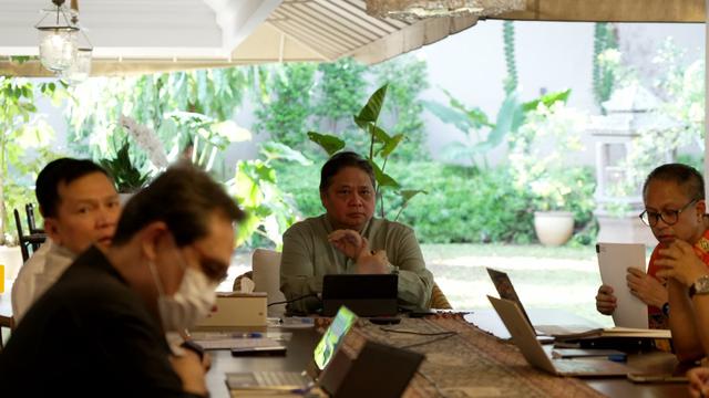 Menko Bidang Perekonomian Airlangga Hartarto menyelenggarakan rapat terbatas dengan seluruh unsur Kedeputian pada Kementerian Koordinator Bidang Perekonomian berikut dengan sejumlah Duta Besar pada Senin, 15 April 2024. (Foto: Kemenko Perekonomian)