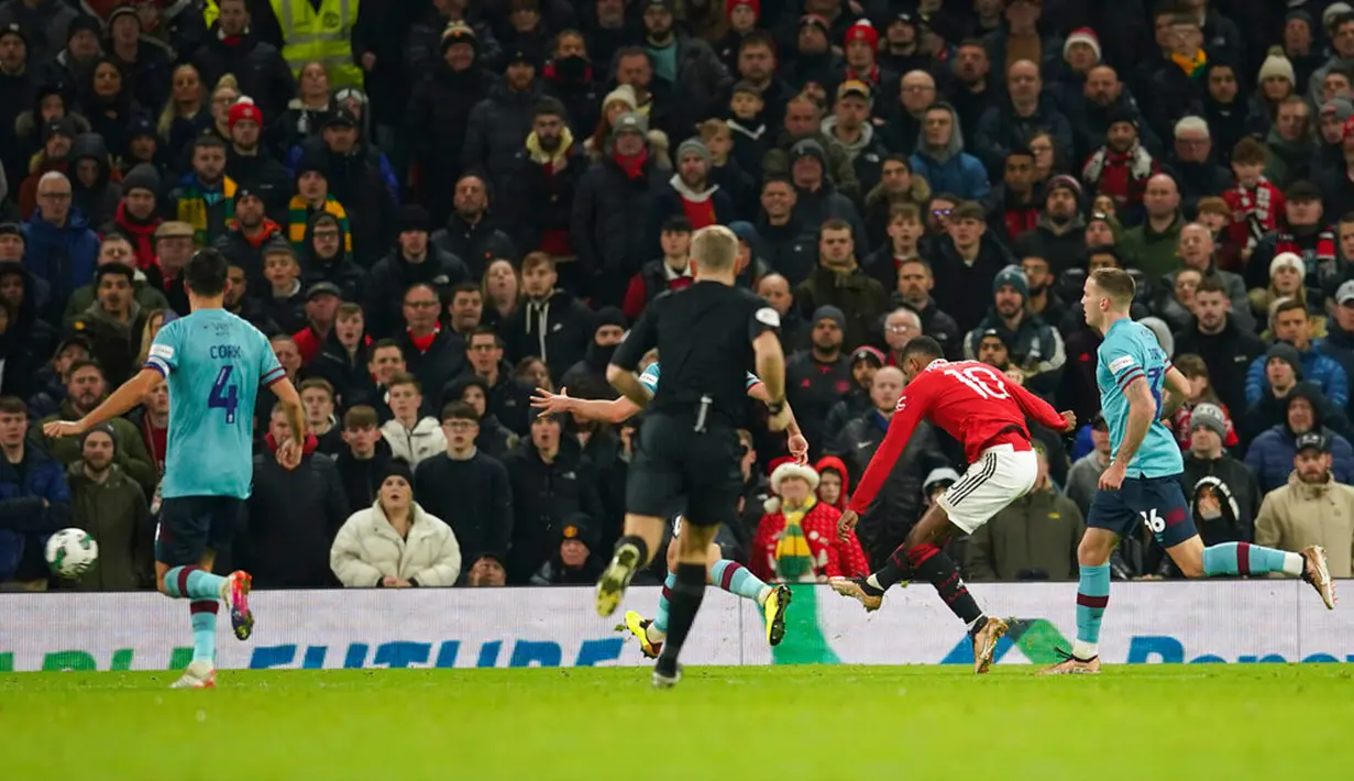 Pemain Manchester United Marcus Rashford (kedua kanan) menendang dan mencetak gol ke gawang Burnley pada pertandingan sepak bola putaran keempat Piala Liga Inggris di Old Trafford, Manchester, Inggris, 21 Desember 2022. (AP Photo/Dave Thompson)