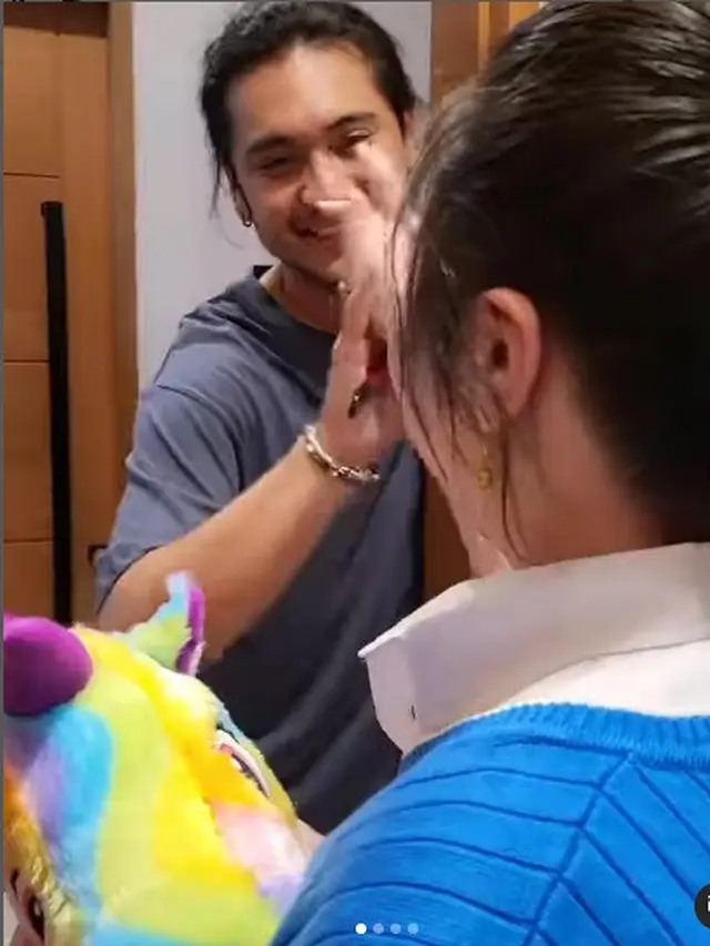 Giorgino Abraham beri hadiah untuk putri Almarhum Hilman Hariwijaya (Foto: Instagram/@nessa.sadin)
