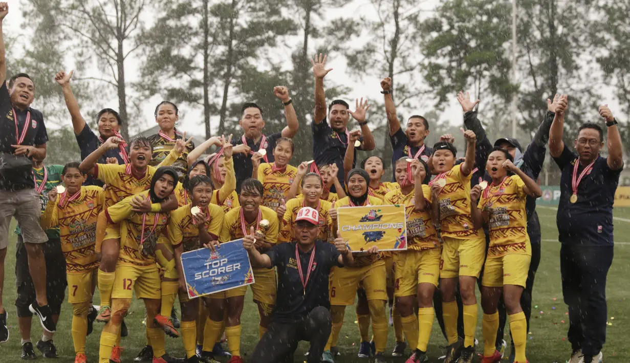 Para pemain Sumatra Selatan merayakan gelar juara Piala Pertiwi setelah mengalahkan Bangka Belitung pada laga final di NYTC Sawangan, Depok, Jumat (3/5). Sumsel menang 2-1 atas Babel. (Bola.com/Vitalis Yogi Trisna)