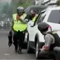 Pelaku akhirnya tewas terkena berondongan tembakan aparat, hingga pencarian korban longsor di Jambi.