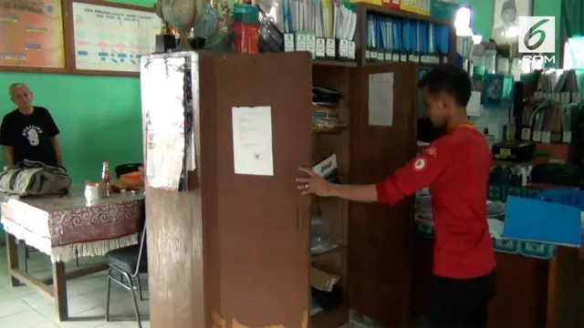 Memanfaatkan liburan panjang siswa SMK PGRI 36 Jakarta, maling menyatroni sekolah yang sepi. 

Sebanyak 14 laptop dan satu unit proyektor raib di gondol pencuri.