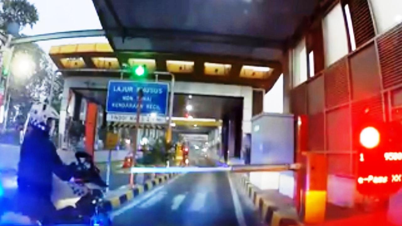 Viral, Motor Polisi Serobot Masuk Pintu Tol Senayan