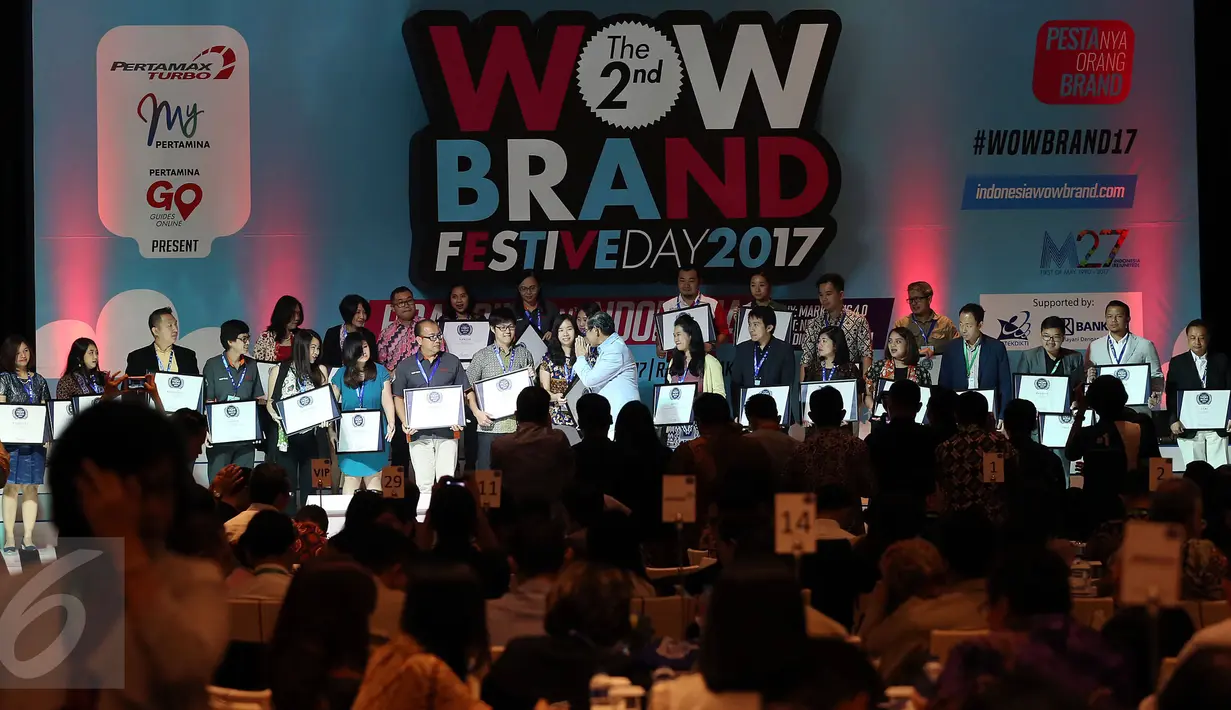 Suasana pemberian penghargaan pada acara The 2nd WOW Brand Festive Day 2017 di Jakarta, Kamis (9/3). Lebih dari 700 brand leader dan marketing enthusiats berkumpul dalam dalam acara tahunan Markplus Inc. ini. (Liputan6.com/ Johan Tallo)