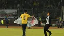 Pengawas pertandingan laga persahabatan ISL All Stars vs Juventus di Stadion GBK, Jakarta, (6/8/2014) langsung meminta suporter keluar lapangan. (Liputan6.com/Helmi Fithriansyah)