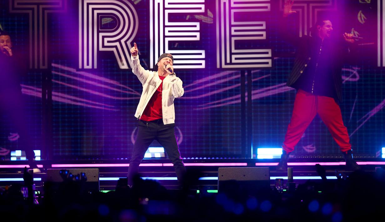 Personil Backstreet, Brian Littrell (tengah) saat tampil di atas panggung selama Jingle Ball 2022 iHeartRadio KISS108 di TD Garden di Boston, Massachusetts (11/12/2022). Backstreet Boys menyanyikan lagu-lagu hits mereka. (Adam Glanzman/ Getty Images untuk iHeartRadio/AFP)