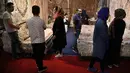 Pengunjung melihat-lihat karpet tenun yang dipamerkan dalam pameran di Teheran, Iran, Kamis (29/8/2019). Eksportir karpet Iran kehilangan pasar AS setelah Presiden Donald Trump menjatuhkan sanksi berat terhadap negara tersebut. (AP Photo/Vahid Salemi)