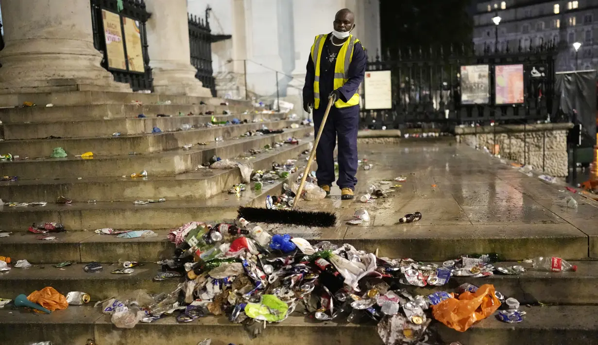 Petugas kebersihan berjibaku untuk membersihkan kembali sampah-sampah yang berserakan tersebut agar kota dapat kembali terlihat indah. (Foto:AP/Matt Dunham)