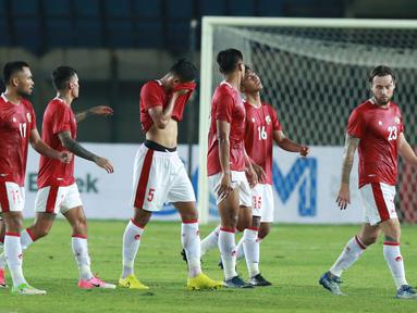 Timnas Indonesia harus puas dengan hasil imbang 0-0 menghadapai Bangladesh dalam laga uji coba FIFA Matchday di Stadion Si Jalak Harupat, Soreang, Kabupaten Bandung, Rabu (1/6/2022) malam WIB. Marc Klok dan kawan-kawan gagal menembus benteng pertahanan yang dibangun para pemain Bangladesh sepanjang pertandingan. (Bola.com/M. Iqbal Ichsan)