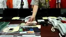Petugas memperlihatkan sejumlah barang bukti pengungkapan penipuan online menggunakan VOIP diperlihatkan saat rilis di Mapolda Metro Jaya, Jakarta, Senin (1/2/2016). Polisi menahan 9 WNA serta 1 WNI dalam kasus ini. (Liputan6.com/Helmi Fithriansyah)