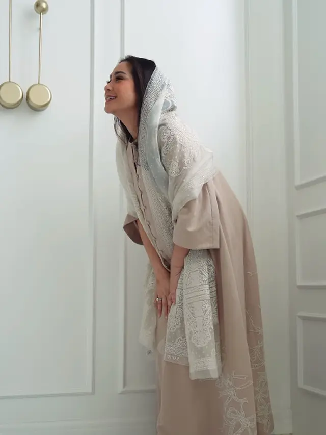 8 Potret Serasi Romantis Raffi Ahmad dan Nagita Slavina dengan Baju Lace Mewah, Bisa Jadi Inspirasi Busana Couple Lebaran