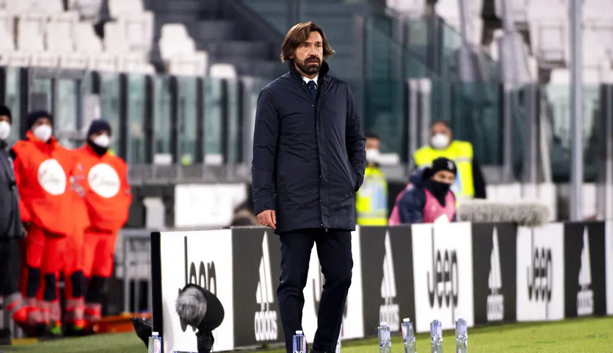 Pelatih Juventus, Andrea Pirlo, mengamati permainan anak asuhnya saat melawan Cagliari pada laga Liga Italia di Stadion Allianz, Turin, Minggu (22/11/2020). Juventus menang dengan skor 2-0. (Marco Alpozzi/LaPresse via AP)