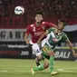 Pemain Bali United, Saiful menahan laju dari pemain Mitra Kukar, Defri Rizki pada laga Piala Presiden di Stadion Dipta, Bali, Kamis (3/9/2015). Pertandingan berkahir imbang 2-2. (Bola.com/Vitalis Yogi Trisna)