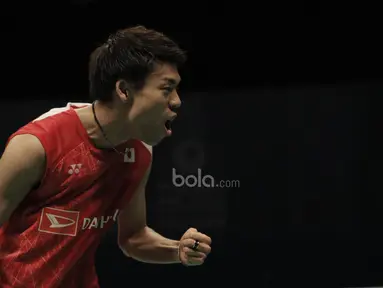 Tunggal putra Jepang, Sakai Kazumasa, mengalahkan tunggal putra India, Prannoy H.S, pada laga semifinal Indonesia Open 2017 di JCC, Sabtu, (17/6/2017). Sakai menang 17-21 28-26 21-18. (Bola.com/M Iqbal Ichsan)