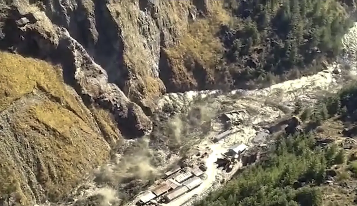 Gambar dari vidio menunjukkan banjir besar, lumpur, dan puing-puing yang mengalir di Distrik Chamoli setelah sebagian gletser Nanda Devi terputus di Tapovan di Uttarakhand, India (7/2/2021). Gletser di Himalaya dikabarkan pecah dan menyapu proyek pembangkit listrik hidro . (KK Productions via AP)
